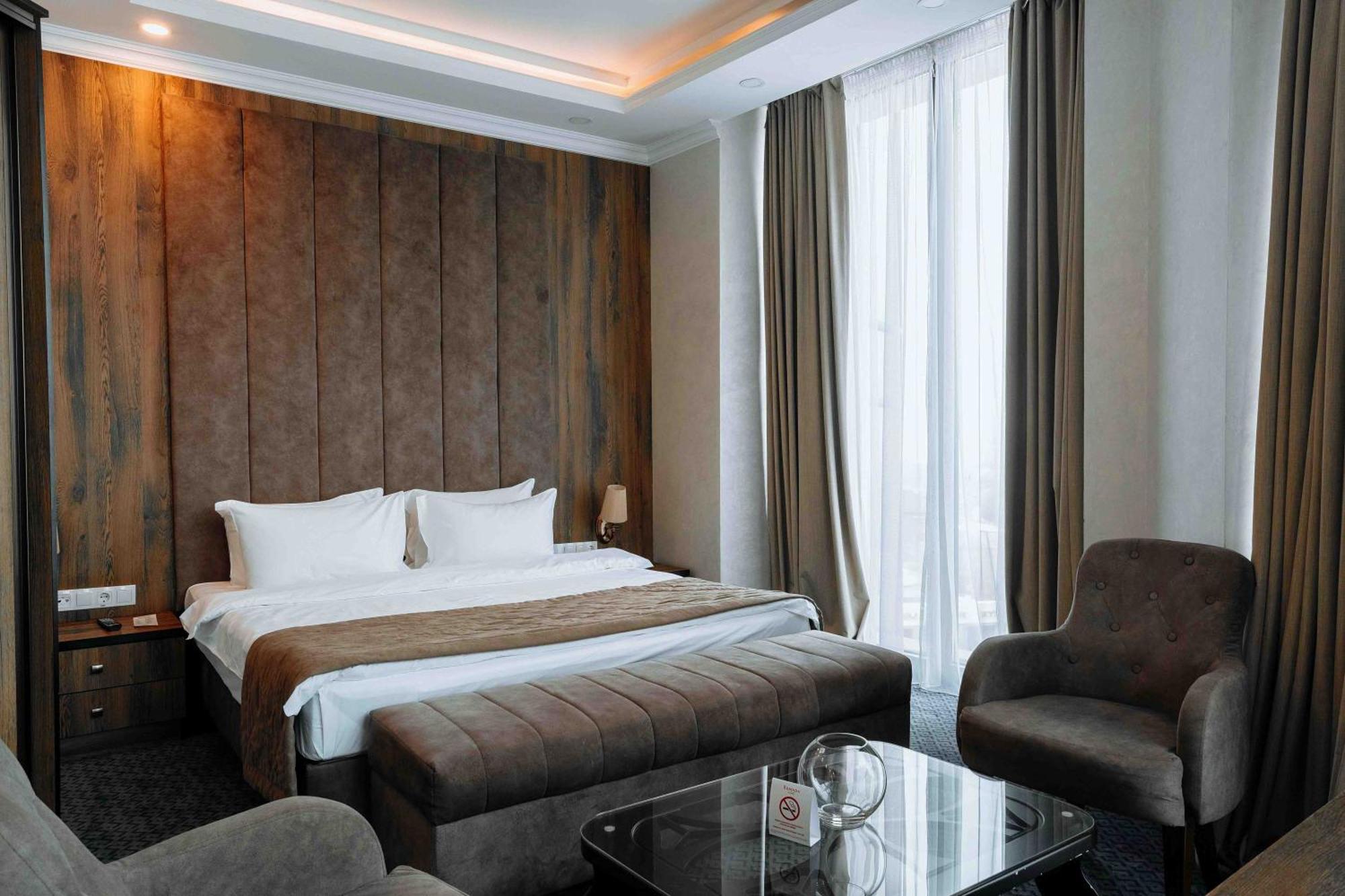 Ramada By Wyndham Shymkent Hotel Kültér fotó