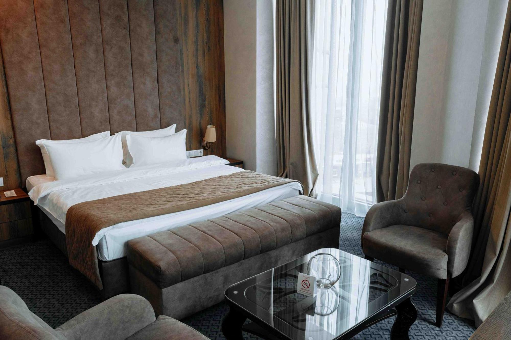 Ramada By Wyndham Shymkent Hotel Kültér fotó