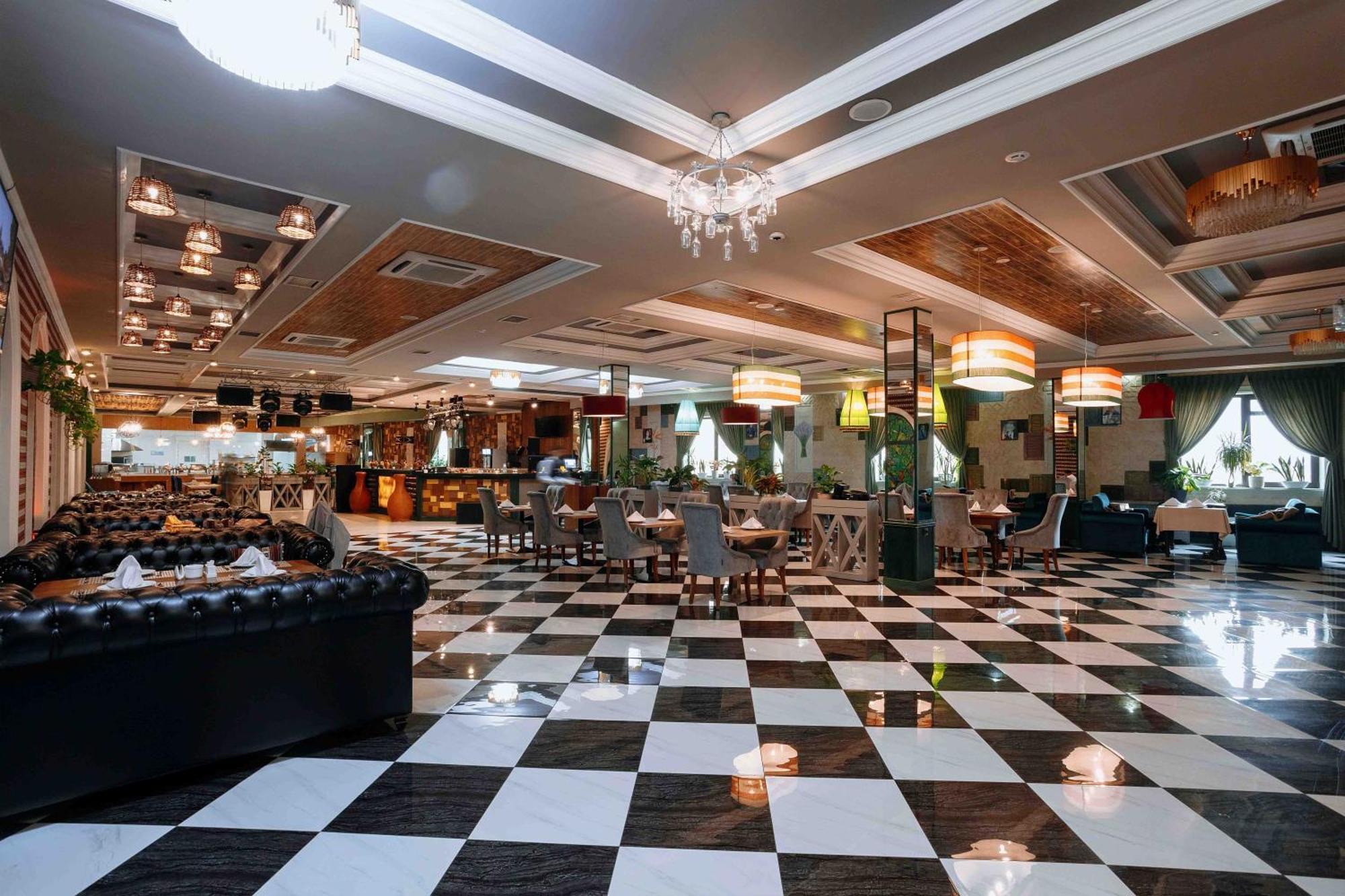 Ramada By Wyndham Shymkent Hotel Kültér fotó