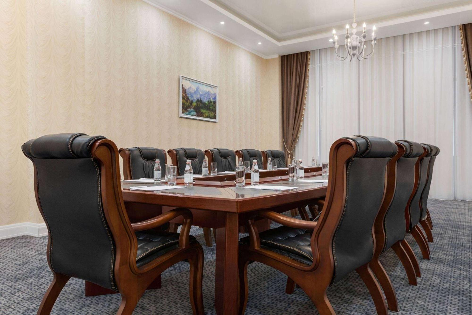 Ramada By Wyndham Shymkent Hotel Kültér fotó