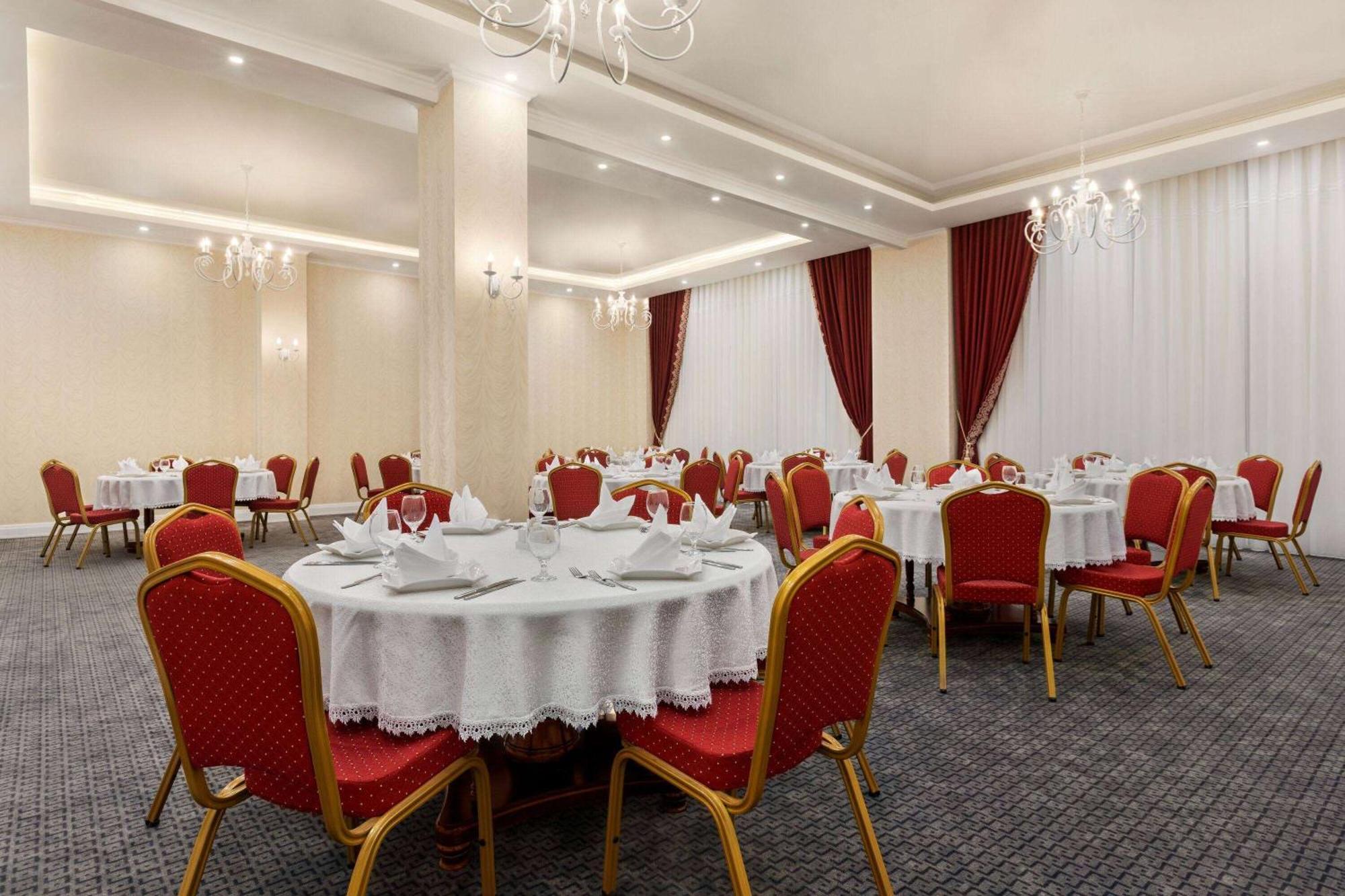 Ramada By Wyndham Shymkent Hotel Kültér fotó