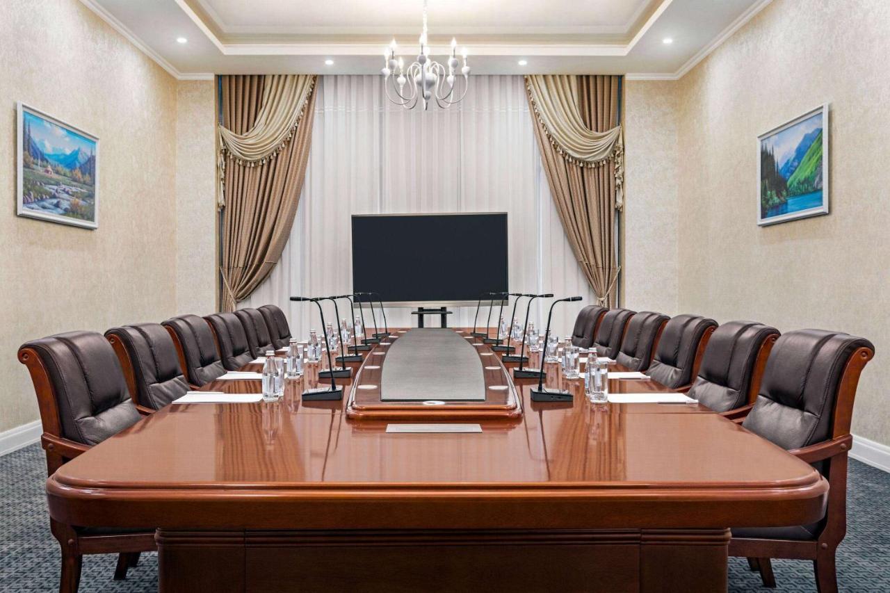 Ramada By Wyndham Shymkent Hotel Kültér fotó
